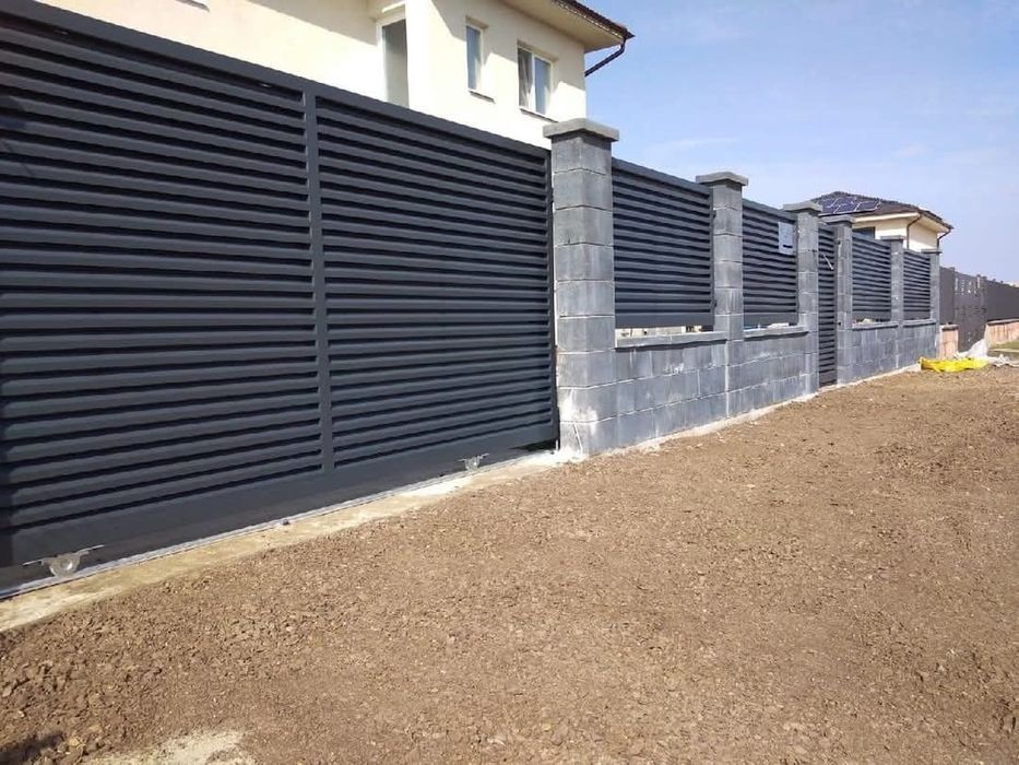 Construim garduri si porti din sipca metalica, panouri stil jaluzele,