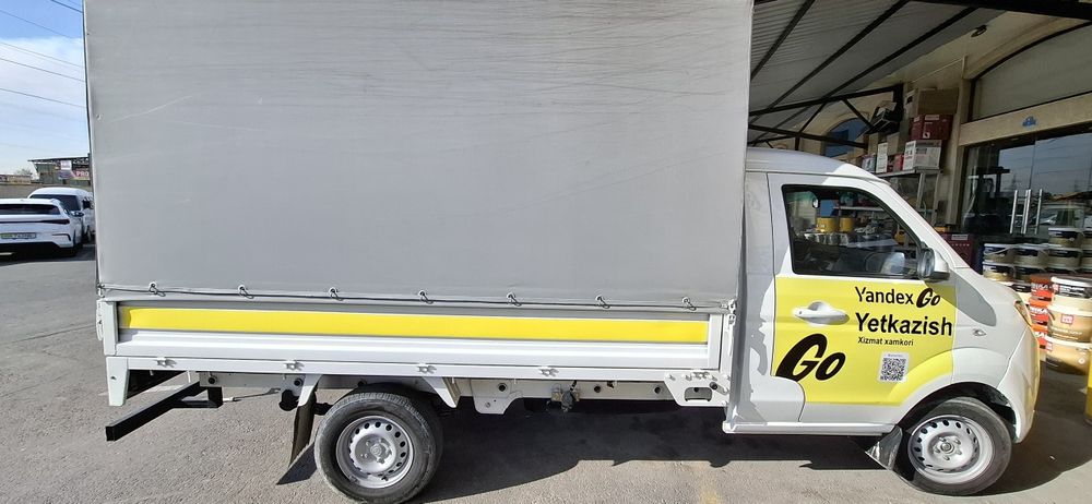 Brend yopishtirish va magnit