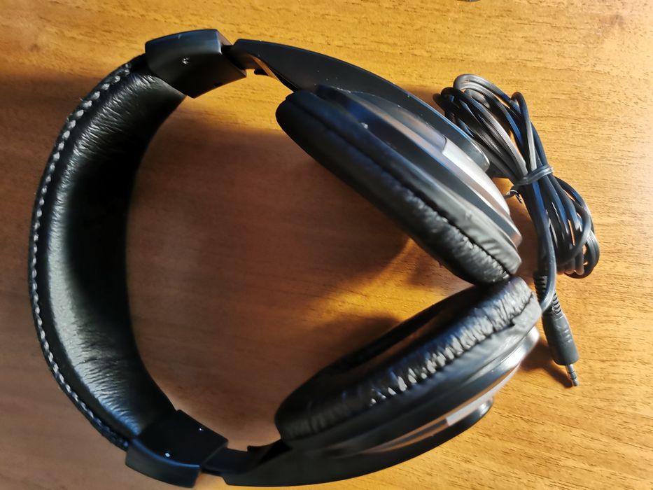 Casti cu fir over-ear