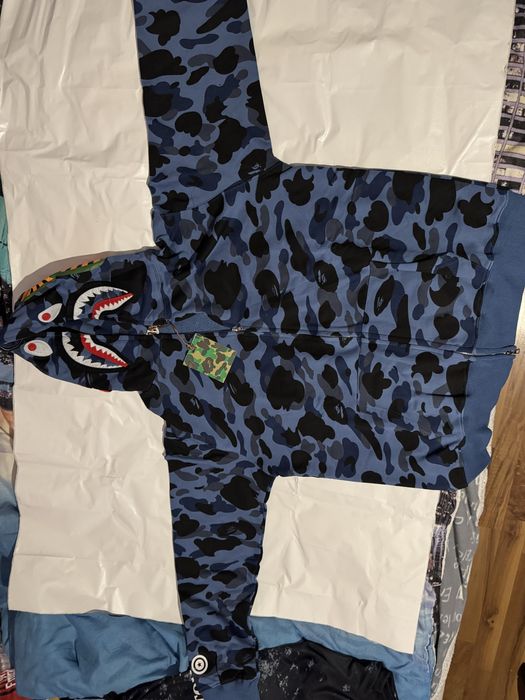 Горнища на марката Bape