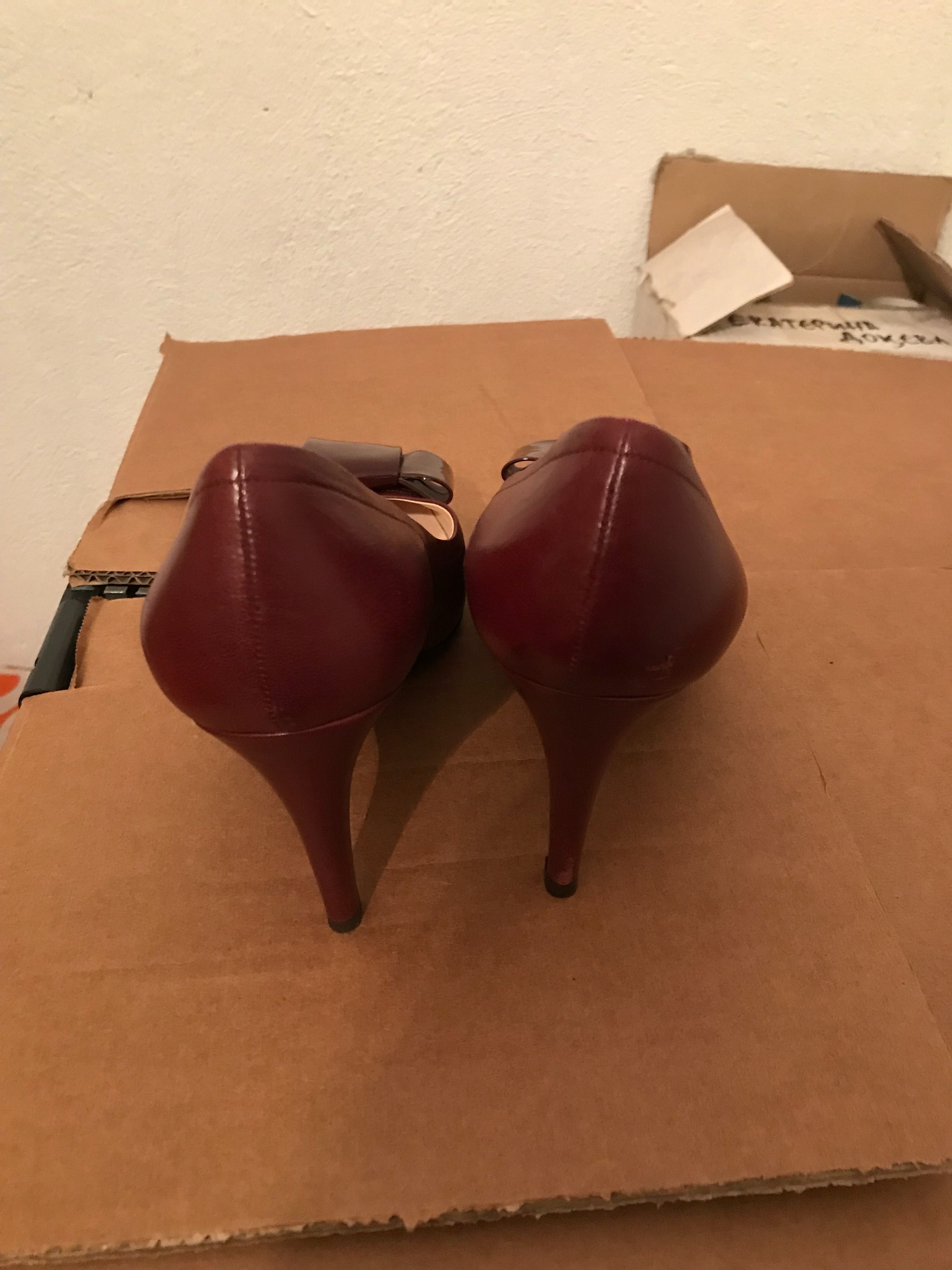 Тъмно червени кожени обувки Armani с панделка и ток 10 см