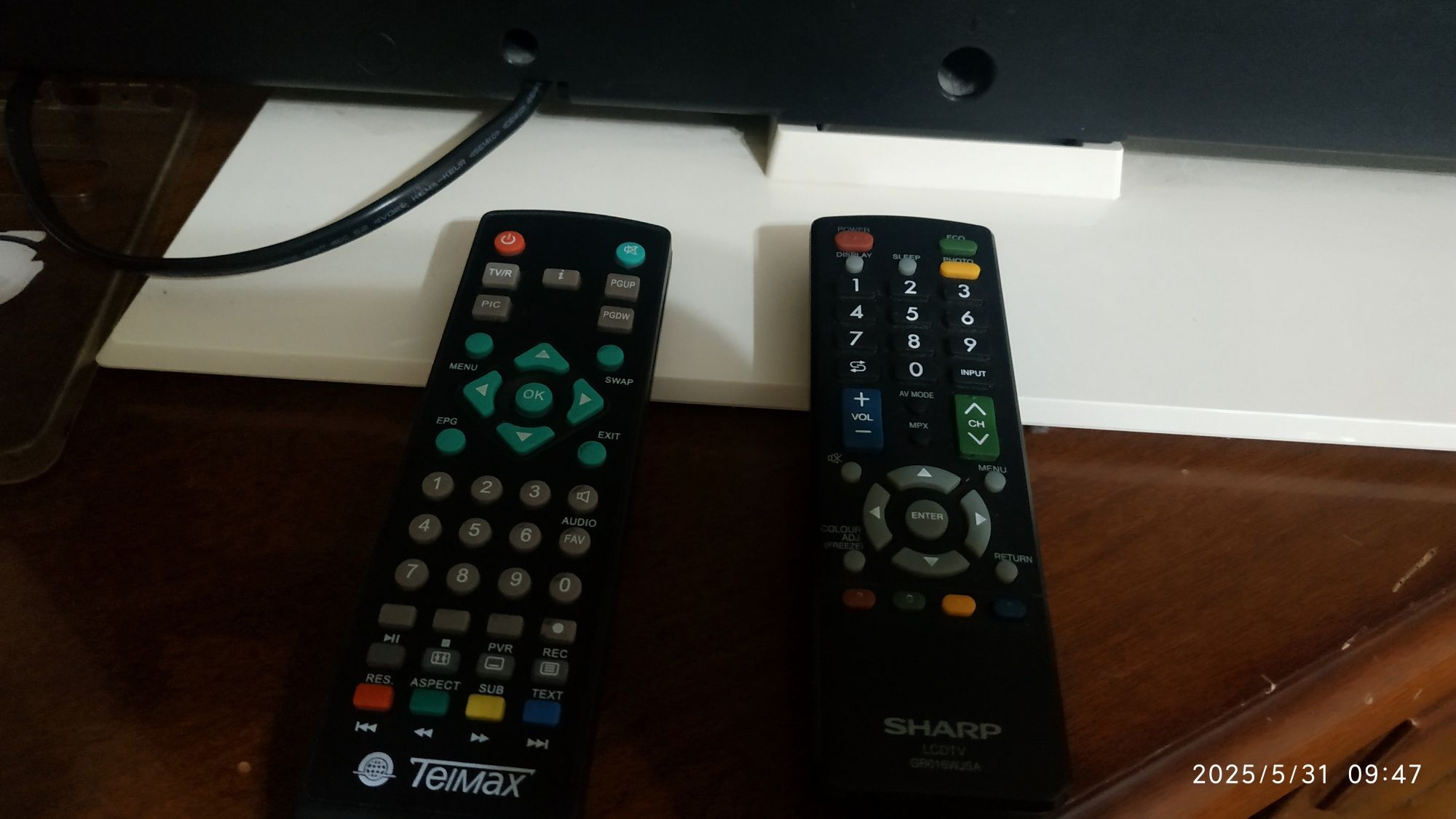 Sharp Aquos вместе с smart box и тюнером Uzdigital