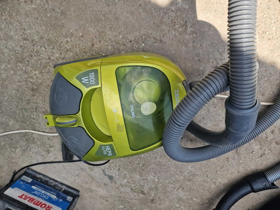 Aspiratoare in stare perfecta de functionare cu recipient si filtru