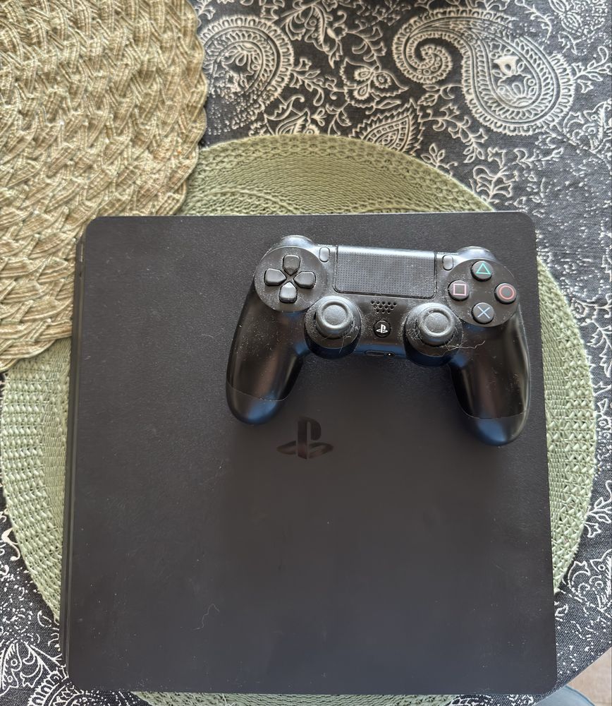 Продавам ps4 slim 1 tb