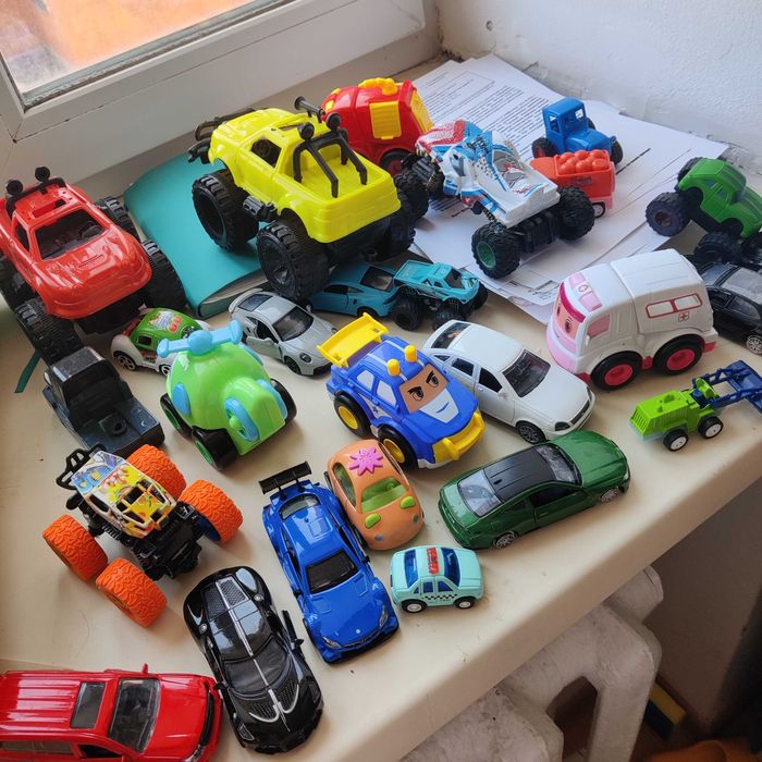 Продаю машинки и игрушки