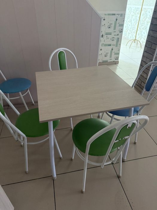 Продам комплект стол со стульчми