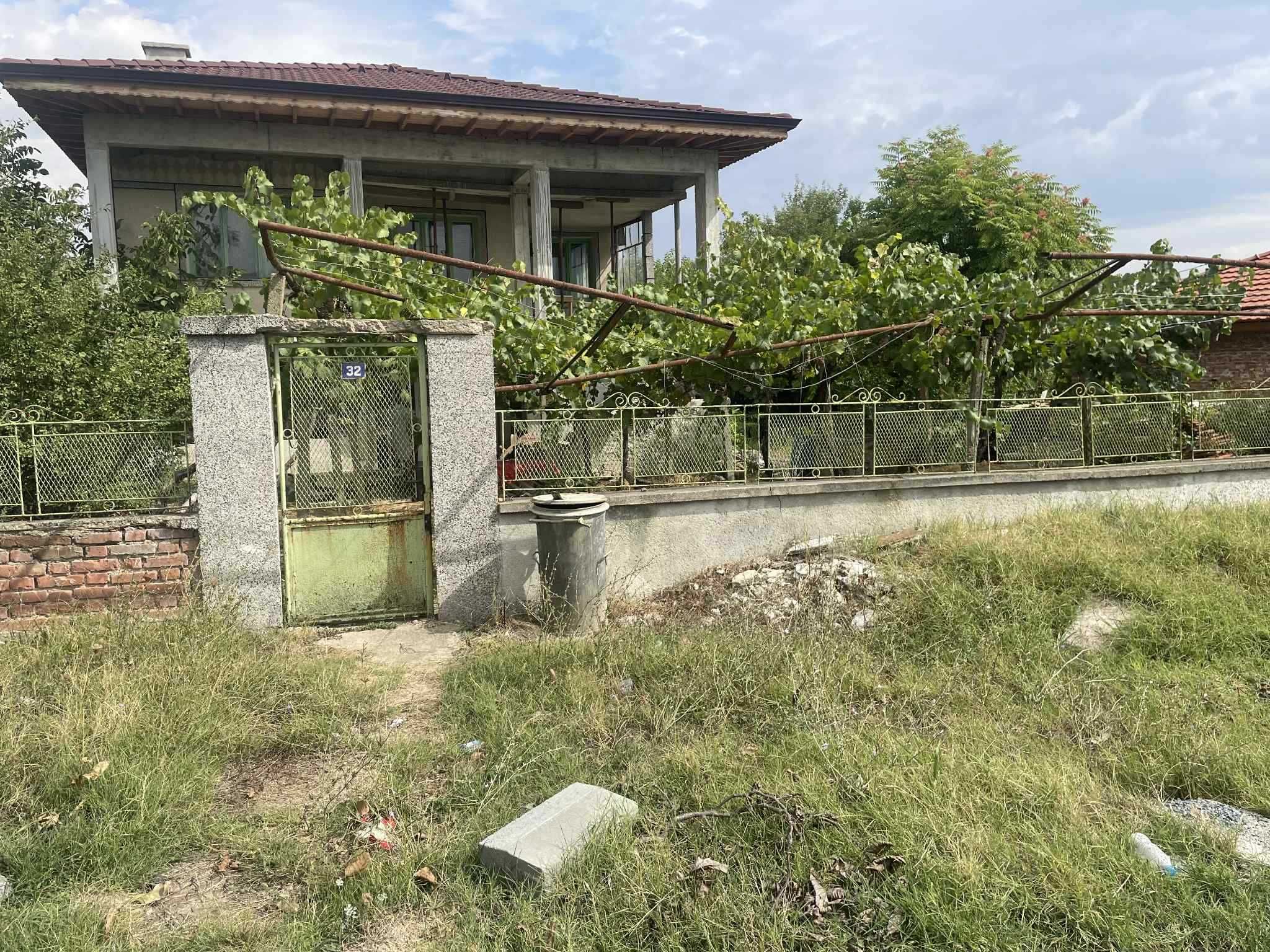 Продавам двуетажна къща в село Роза