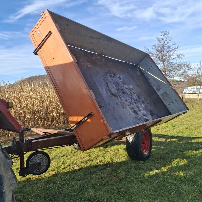 Remorcă basculabilă