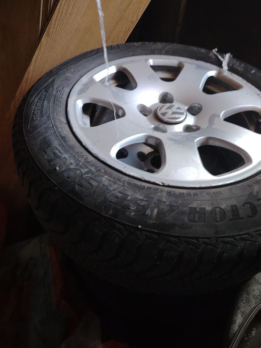 Vând jante r15 cu cauciucuri de iarna foarte bune