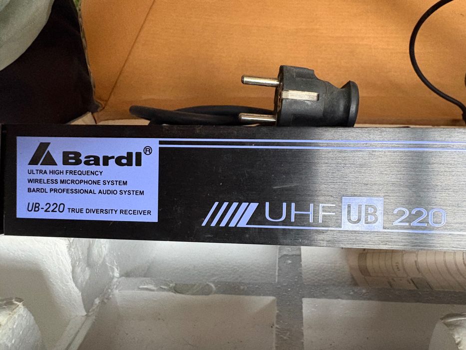 Ултрависокочестотен уайърлес микрофон