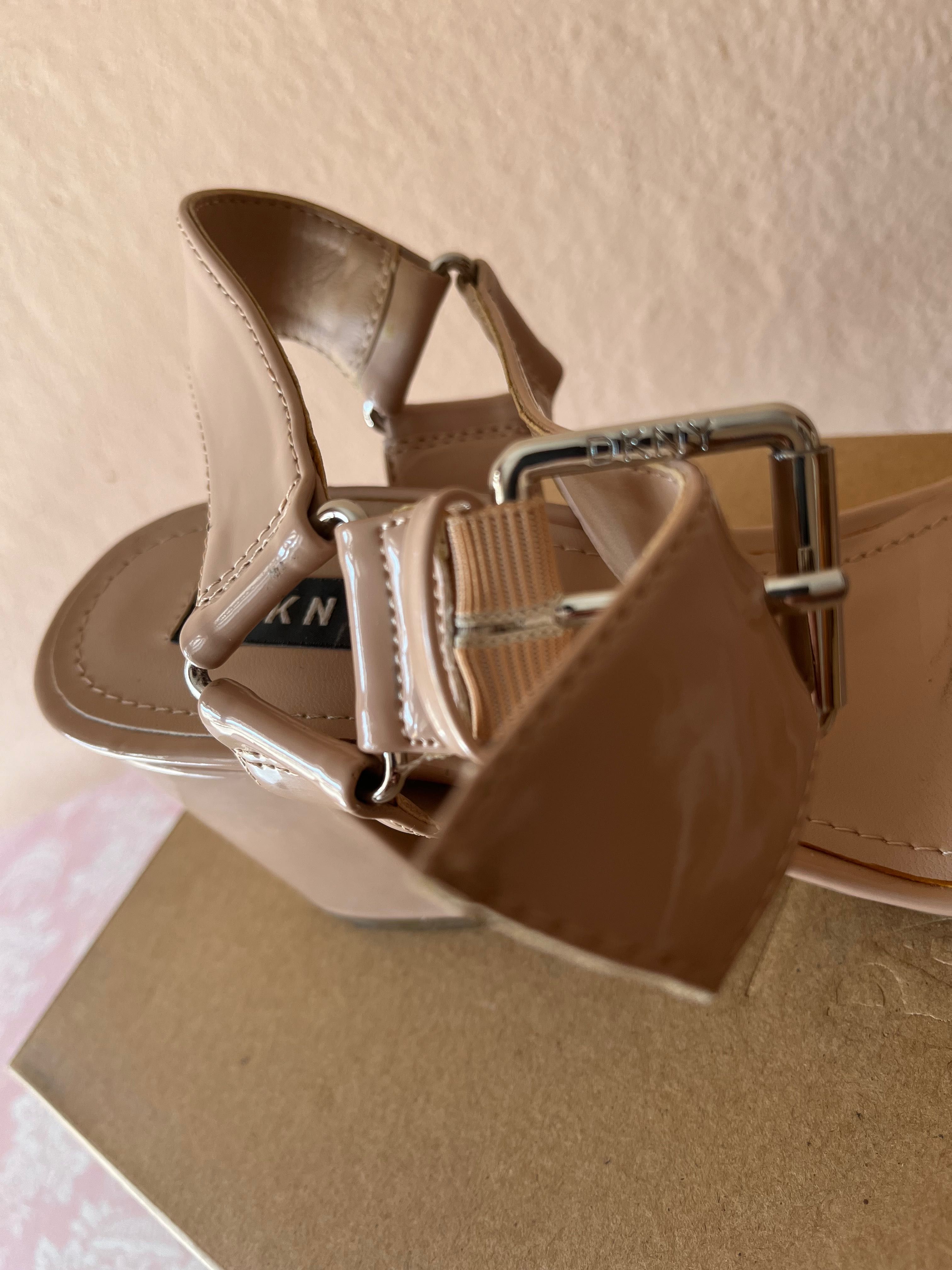 DKNY маркови сандали