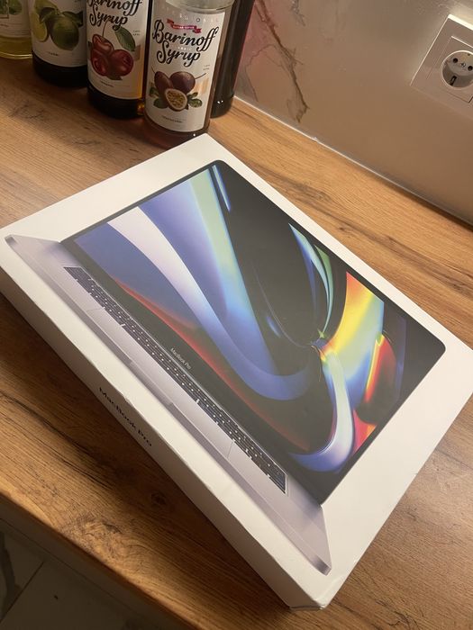 Продам macbook pro 16 2022 / 16гб /Ssd 512гб