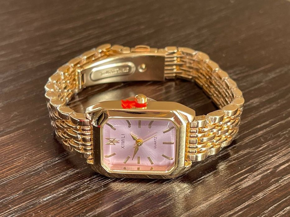 Стилни дамски часовник.Чисто нов.