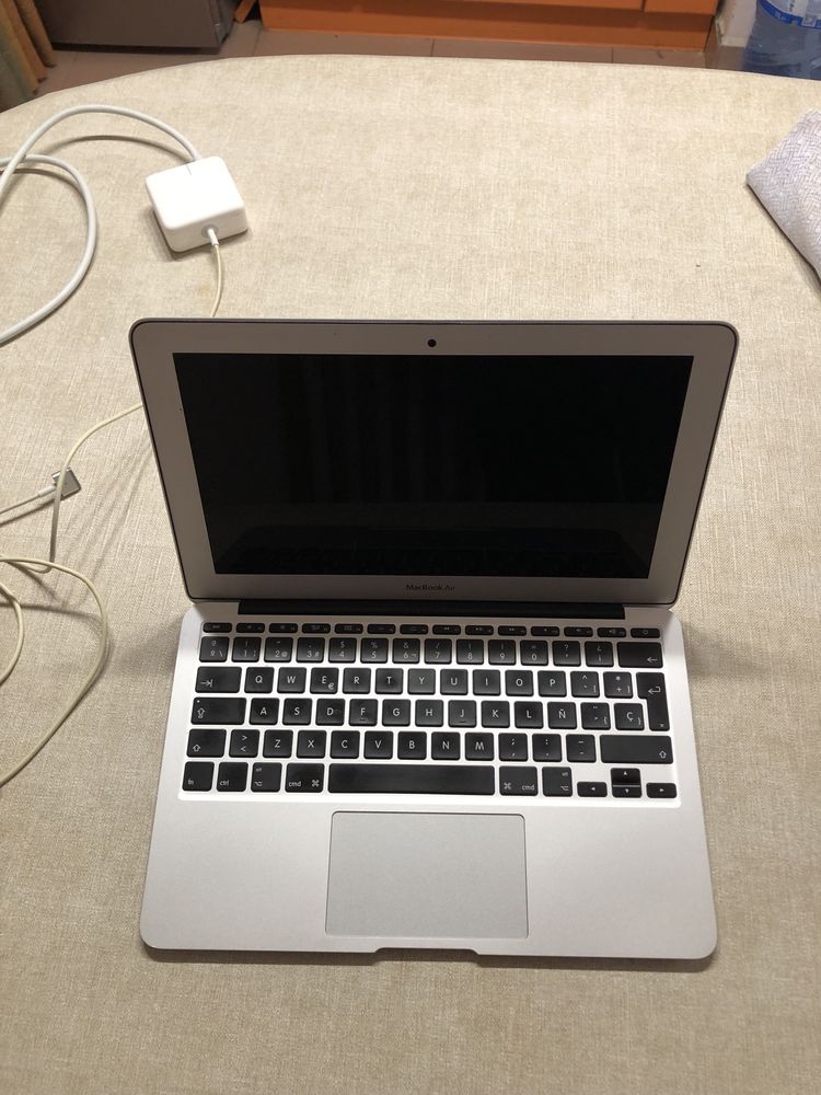 Macbook Air 11 2015 Core i5 / 4GB RAM / 128GB SSD / Батерия 5-7 часа