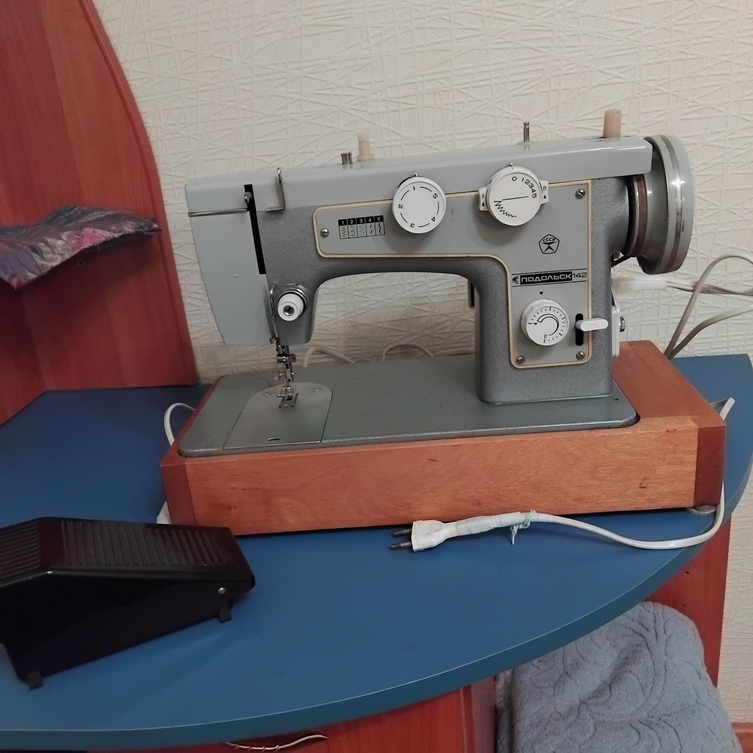 Швейная машинка Подольск-142