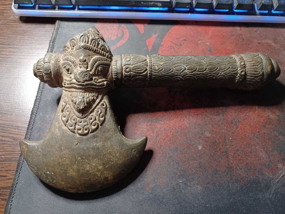 Toporisca vintage ritualica din bronz