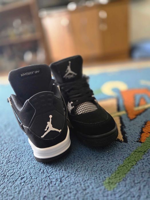 Jordan 4 white thunder