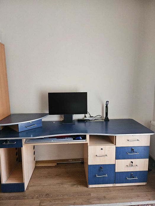 Masa de birou cu 8 sertare,polita tastarura si suport PC