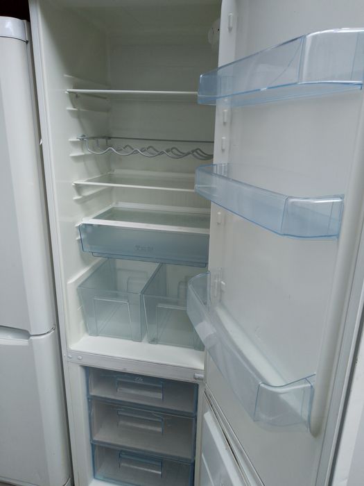 Frigider 2 uși arctic Indesit Whirlpool Indesit asigur transport