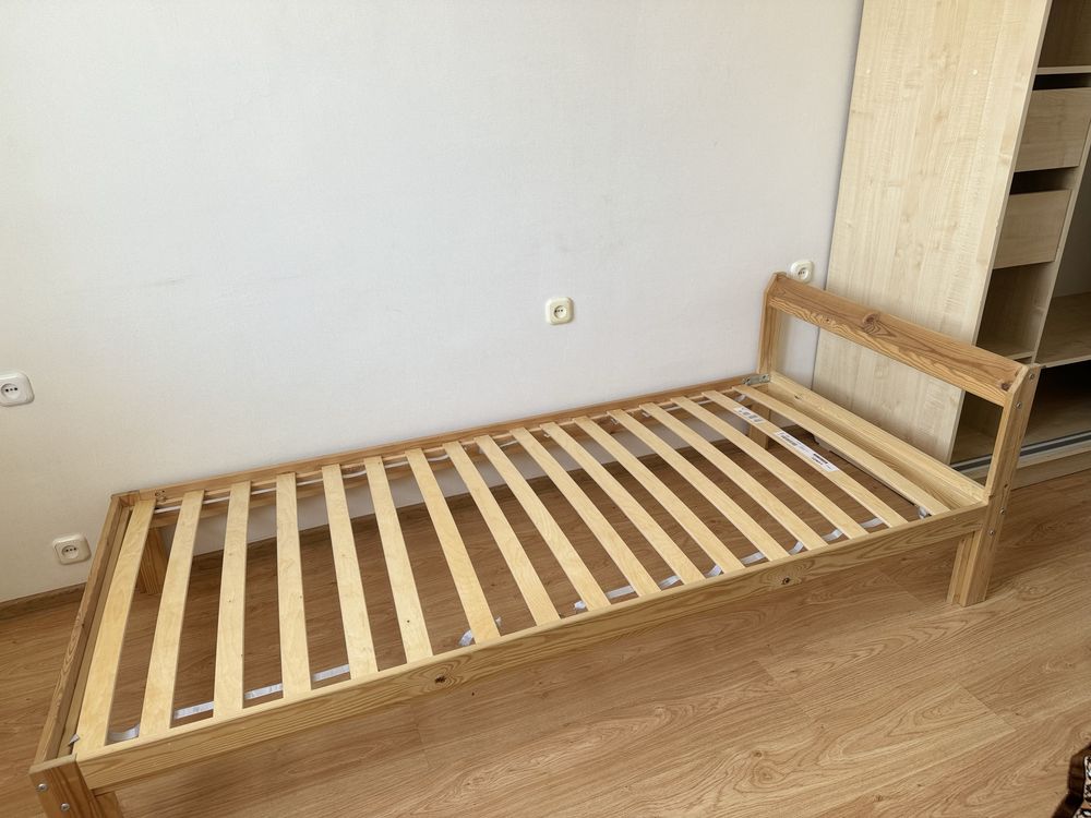 Продаю кровать деревянную с матрасом