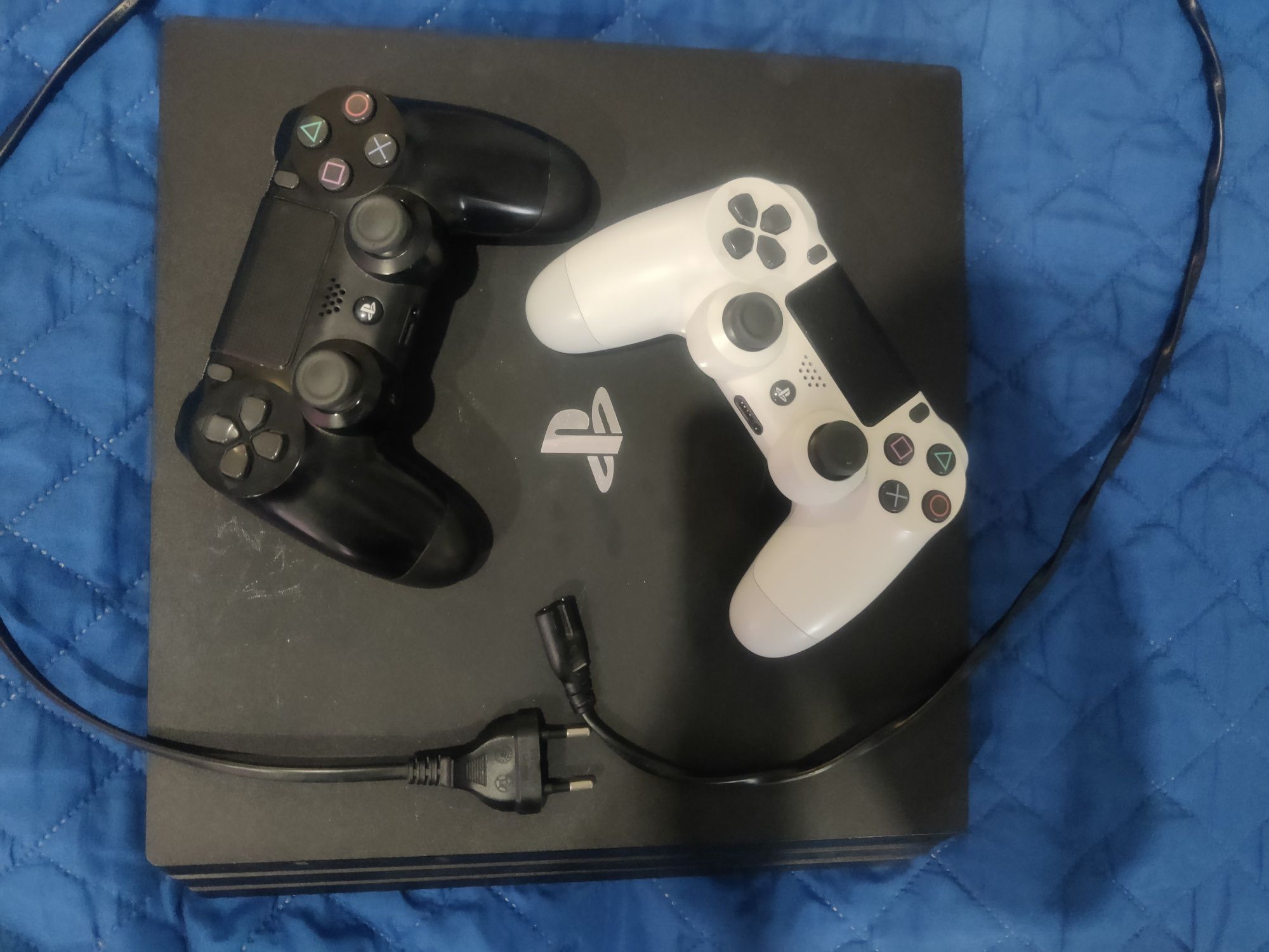 PS4 pro - с два оригинални контролера