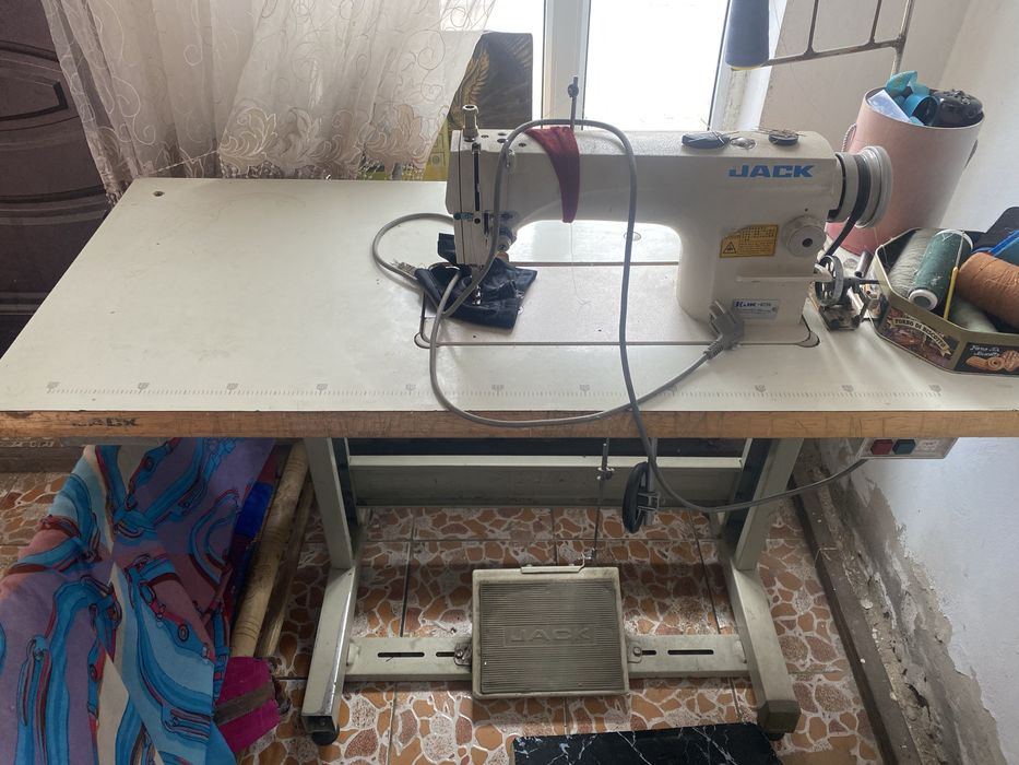 Продам прямострочную промышленную швейную машину Jack