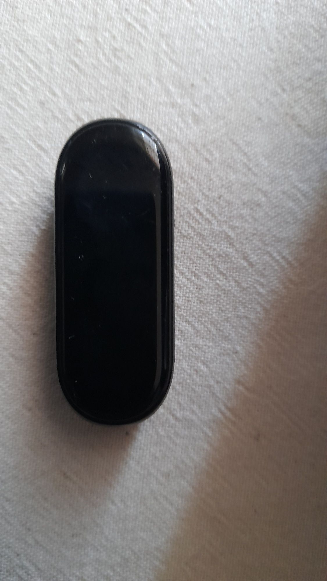 Mi band 4 sotiladi.