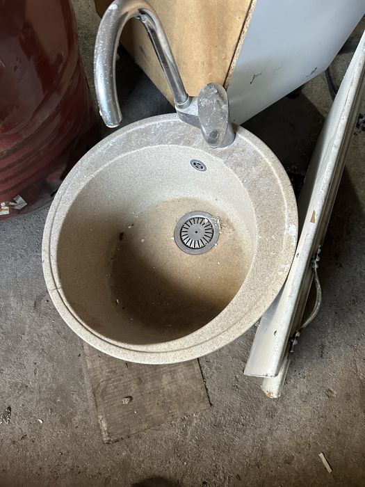 Круглая мойка из искусственного камня со смесителем хорошее состояние
