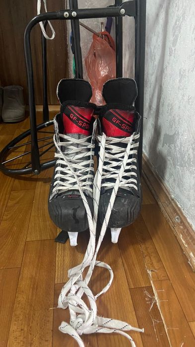 Продам коньки красного цвета город Сатпаев