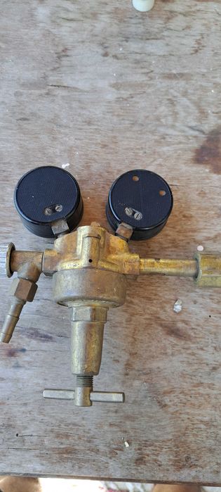 Reductor de argon si heliu cu supapa