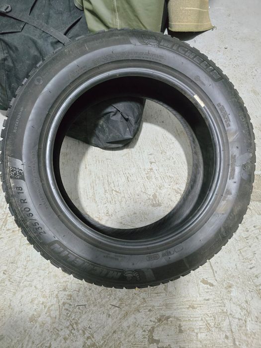 Продам зимние шины Michelin  235.60 R 18