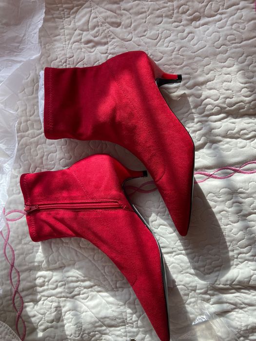 Червени велурени боти