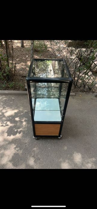 Продам под посуду смартфоны витрину