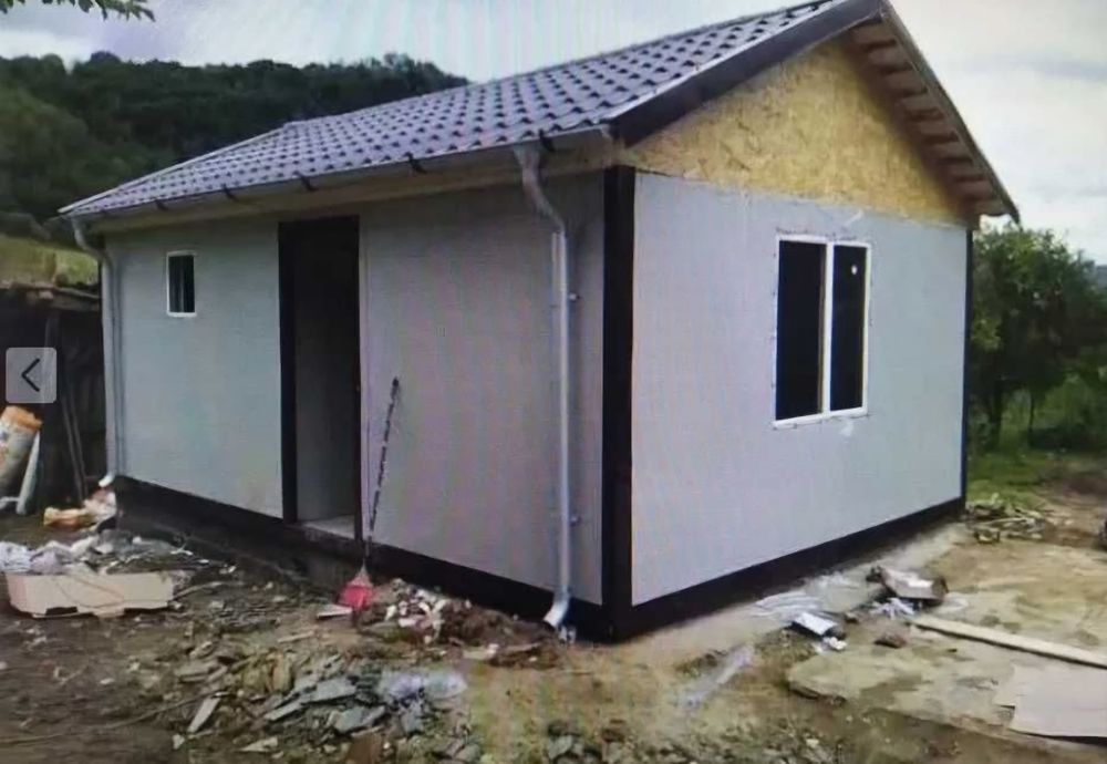 Vând case pe structura metalica la schimb cu auto