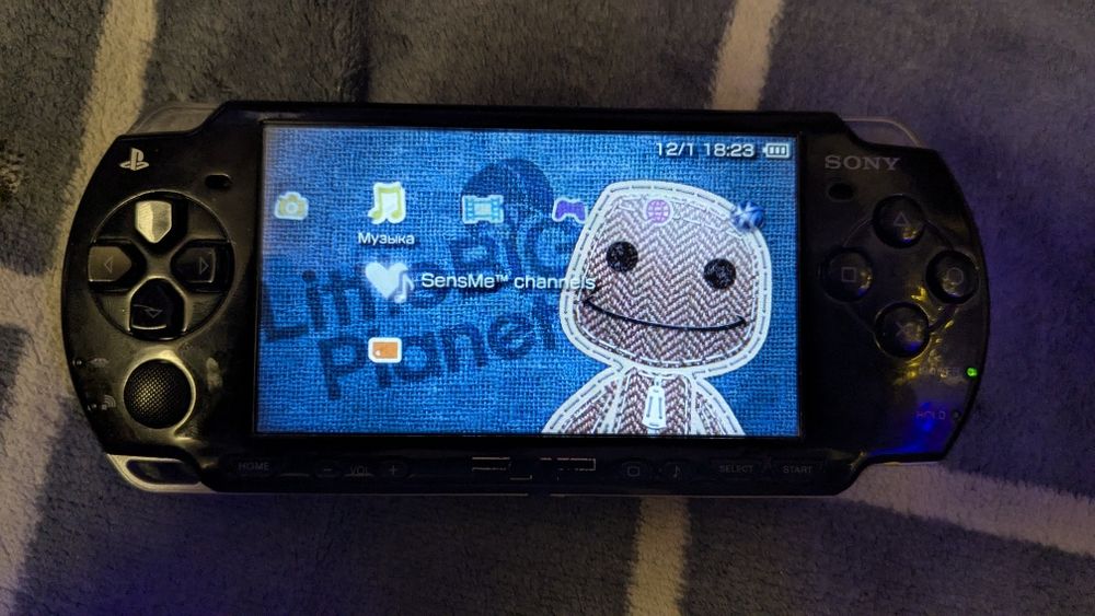 Psp 2000 состояние отличное батарея держит 4-5 часов