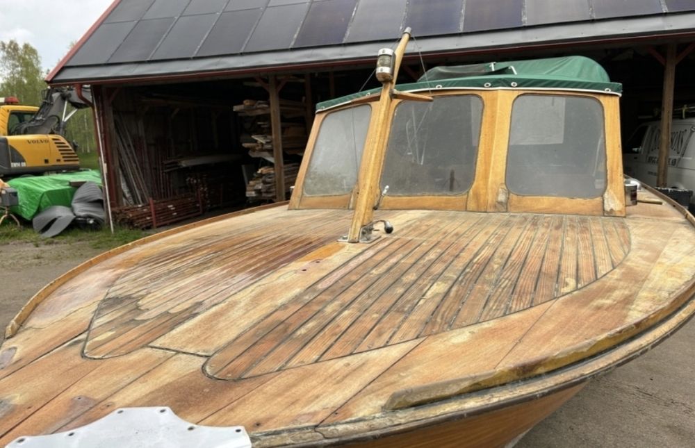 Barcă din lemn, motor Volvo PentaB20 Aqua 130 HP