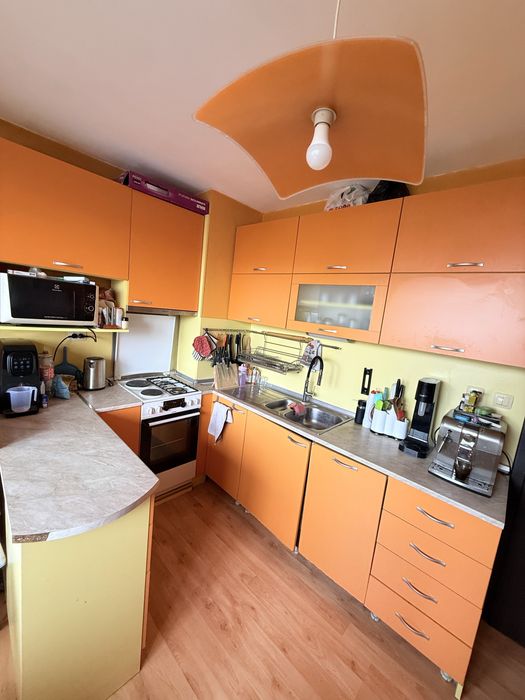 Кухненски бокс със съдомиялна,микровълнова, Фурна  на ток и газ, ширма