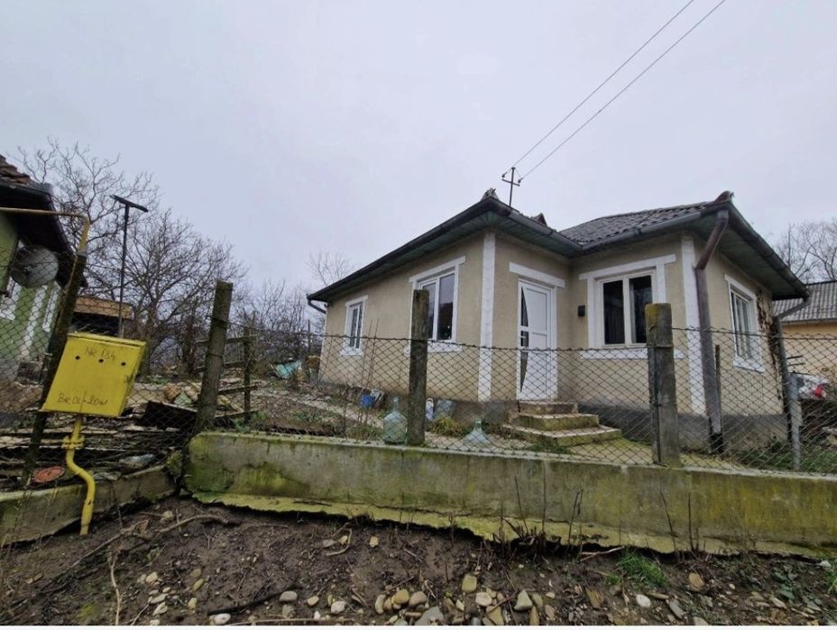Vand casa , bucatarie de vara cu garaj , beci  si gradina  2400 mp.