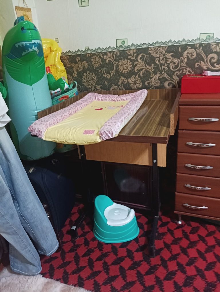 Пеленальный стол +детский матрасик в бонус.