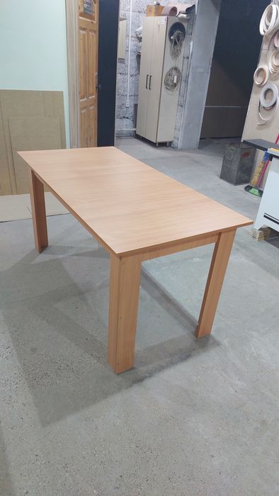 Большой кухонный стол.