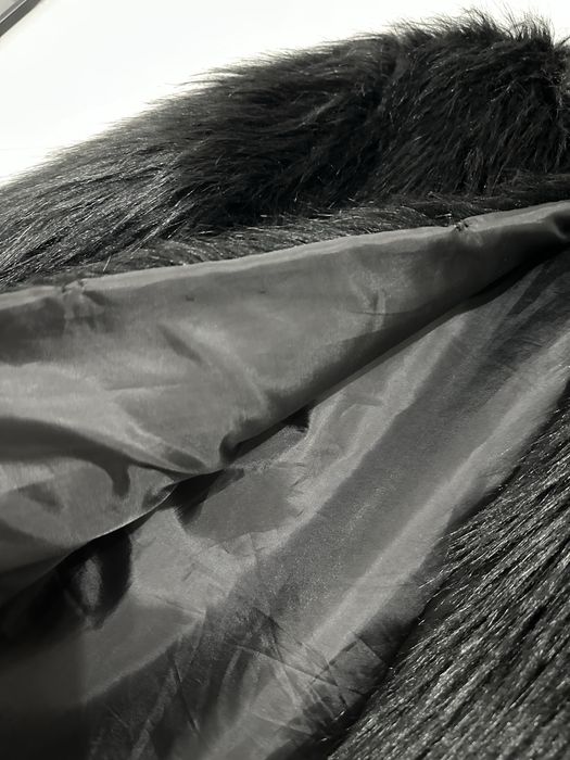 Haina din blană artificială neagră – look elegant și glam