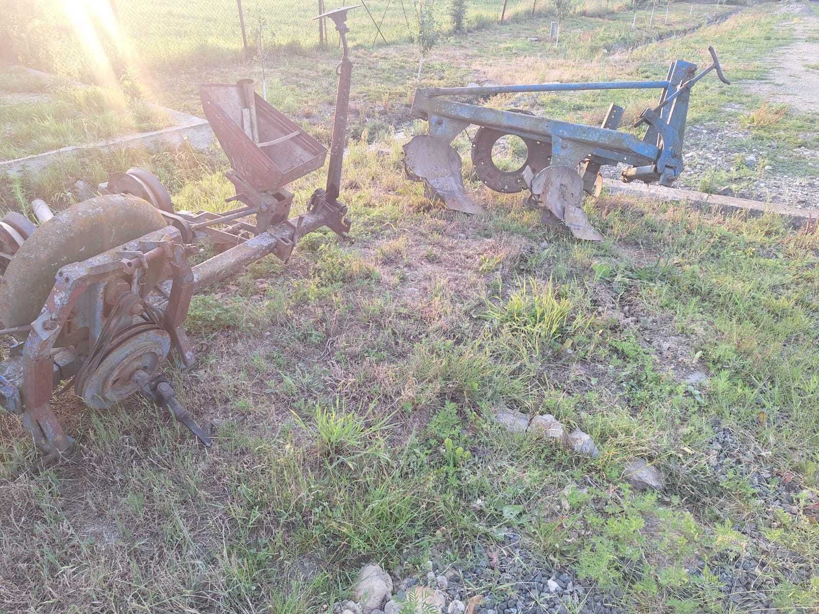 Vand tractor mic cu utilaje agricole