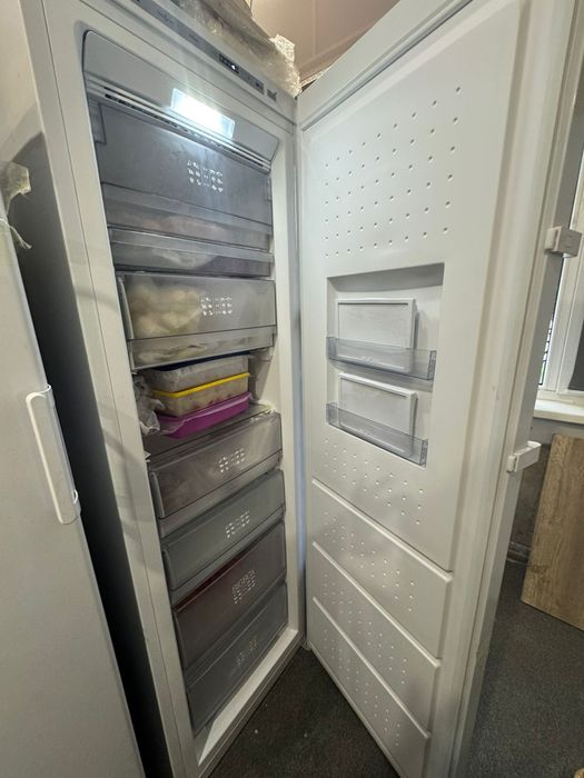 Вертикальная морозилка Indesit / очень вместительная и ларь есть.