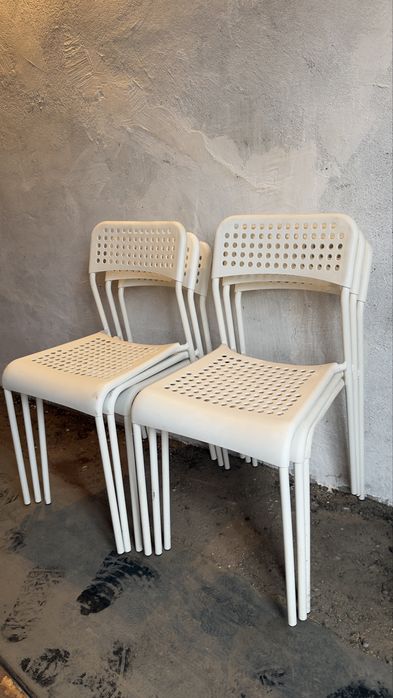 Продам пластиковые стулья