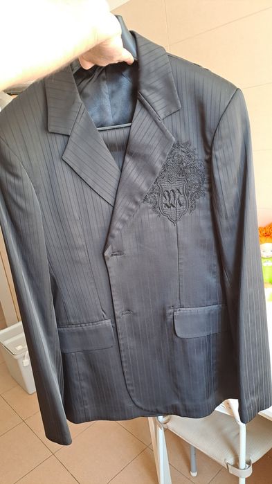 Costum bărbătesc vand urgent  .bucurești  sec1