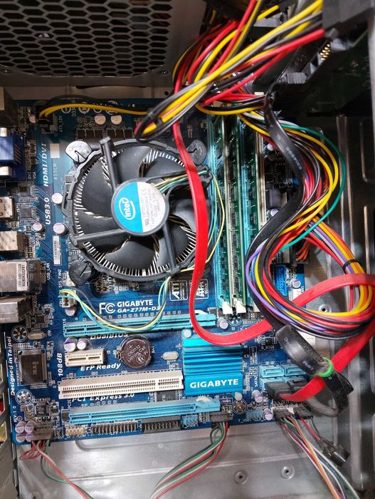 Desktop cu procesor Intel Core i5, 24.00 GB memorie ram, Win 11