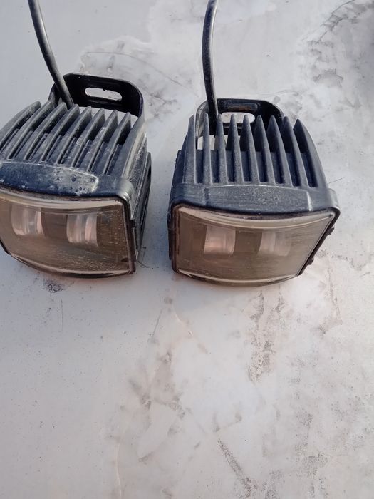 Фары на машину, светят ярко и далеко