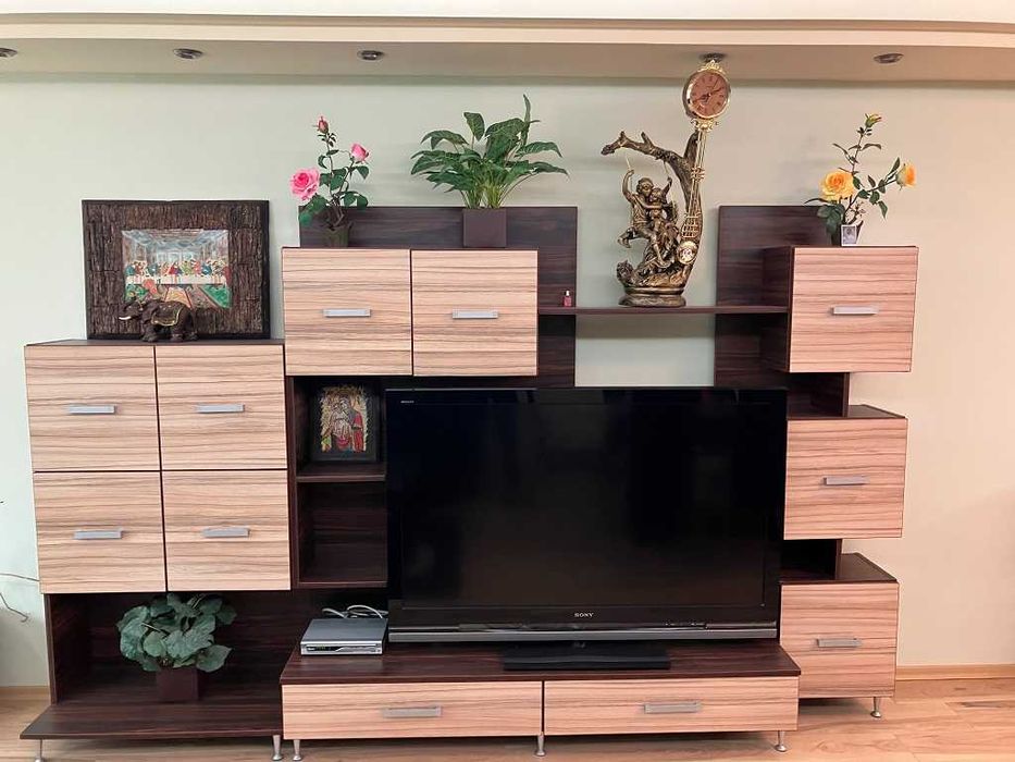 Продавам обзаведен тристаен апартамент