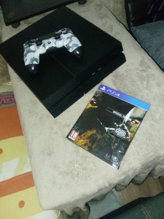PS 4 cu o maneta și un joc Mortal kombat 600 lei discutabil.