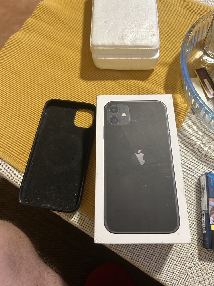 Vand iphone 11 64gb necesita baterie